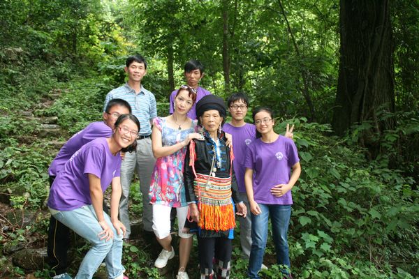 瑶族村民为项目组成员们讲述传统德育故事后合影