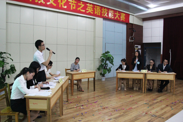 英语技能大赛专业组以辩论赛的形式展开精彩角逐