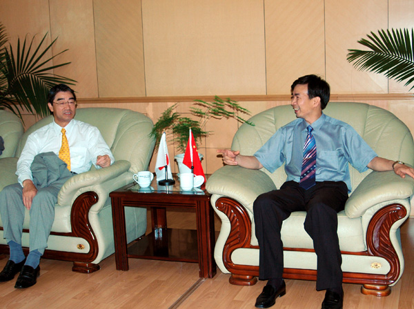 我校校长梁宏教授（右）与到访的日本崇城大学校长中山峰男教授进行了亲切友好的会晤。（李清资 图）