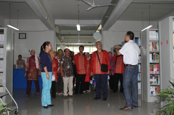 印尼师范大学代表团参观漓江学院图书馆(谢宗倍摄)