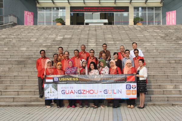 印尼师范大学代表团与漓江学院代表合影(叶莹莹摄)