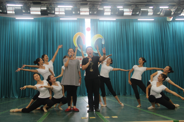 大学生艺术团正在排练走场