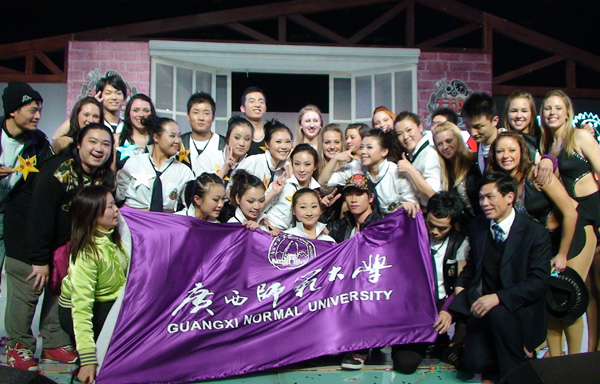 与美国明尼苏达大学啦啦队合影。