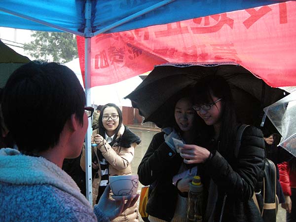 同学们向工作人员了解种子发芽情况