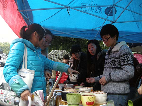同学们精心挑选花盆
