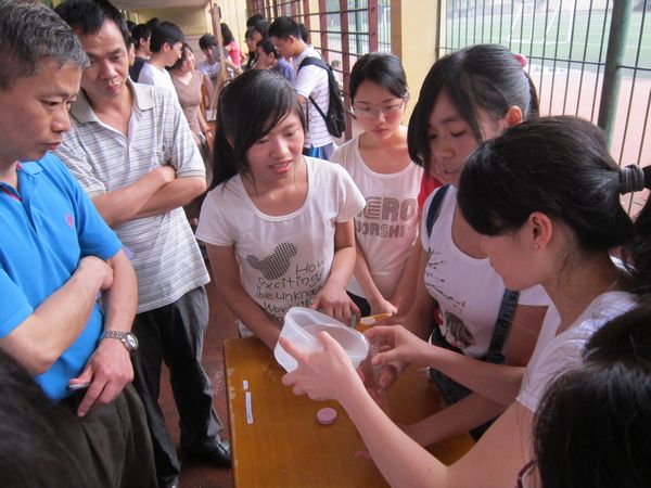 选手向评委展示“浮力产生的原因”装置