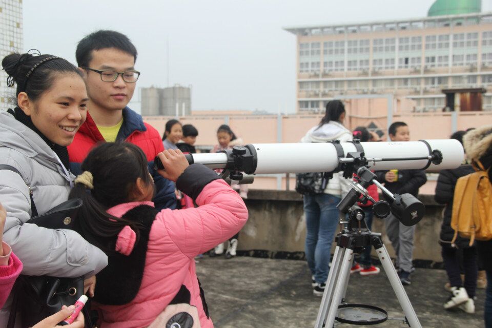 合心小学学生参观天文台，体验天文望远镜