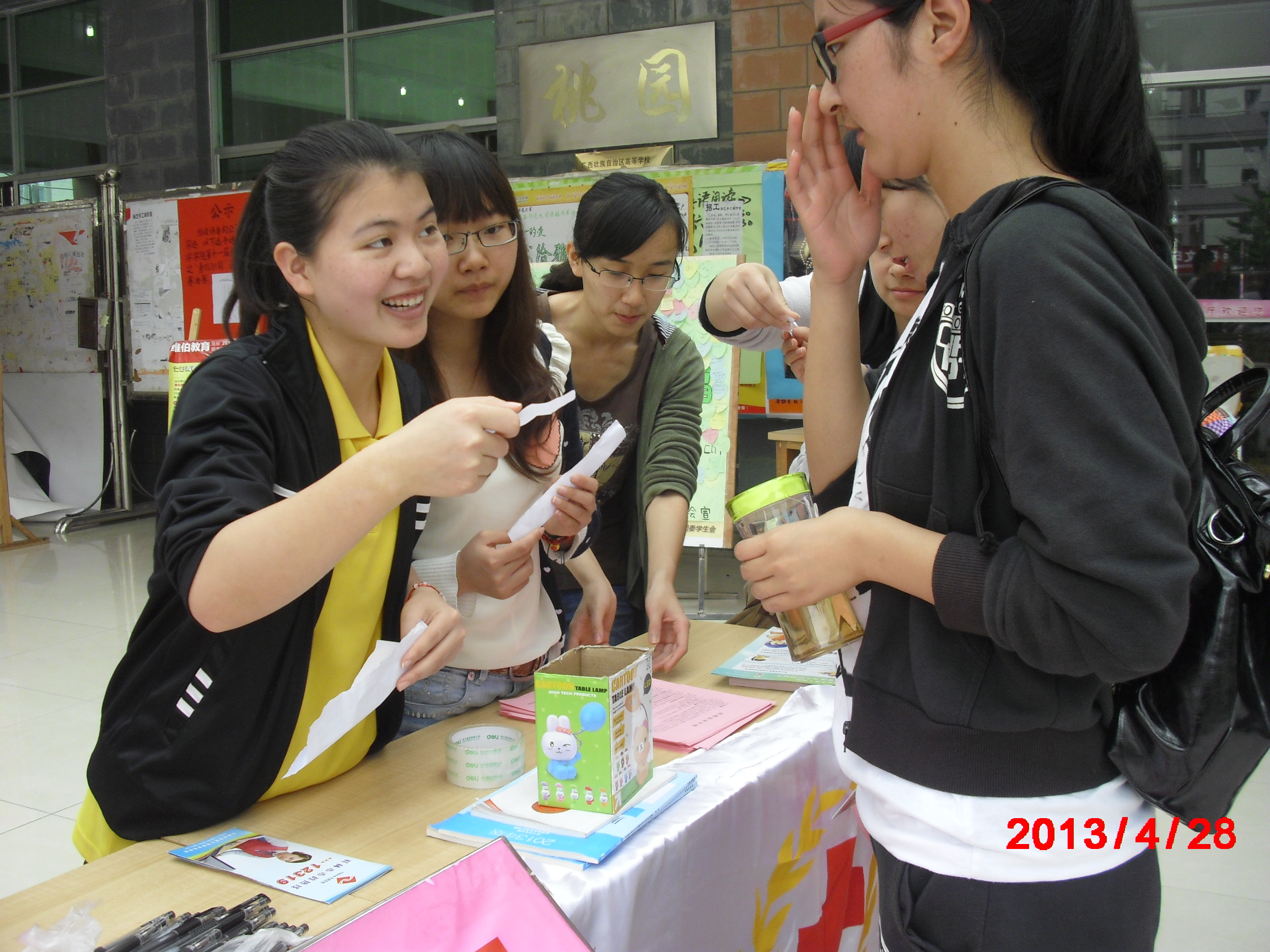 同学们积极参加有奖竞猜环节