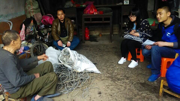 小火柴女童保护指导老师何乃柱博士与学生党员对小燕家的需求进行评估