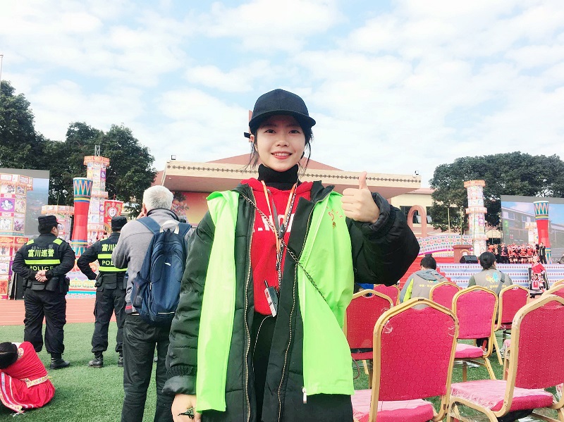 志愿者韦星安在中国第十五届盘王节活动中担任A2区引导工作人员.jpg