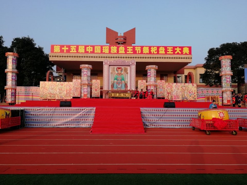 在志愿者的协助下舞台布置得干净整洁.jpg