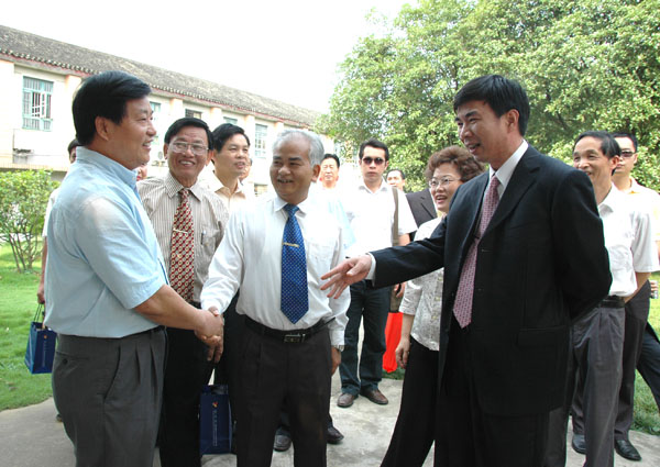 克索福主任(左四)与我校教师亲切交谈