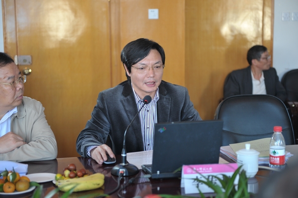 李传起副校长介绍我校实验教学中心建设总体情况