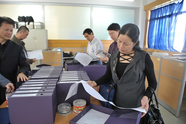 专家组到教育科学与技术实验中心实地考查
