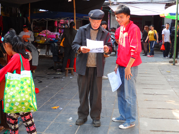 支部成员在向群众宣传农业知识