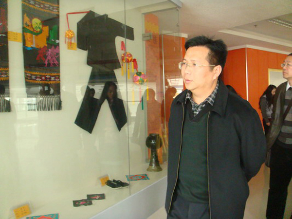 副校长覃卫国在音乐学院参观广西特有民族文化橱窗(音乐学院 梁国江 </div></div>
<!--新闻内容结束-->
<div class=