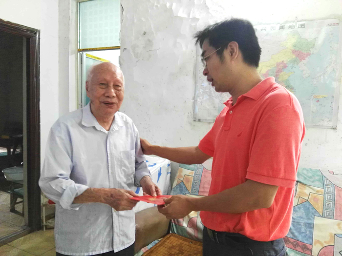 “七·一”困难党员慰问剪影二.jpg