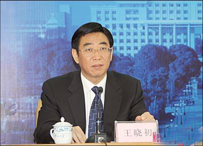 人事部王晓初副部长在会上发言。