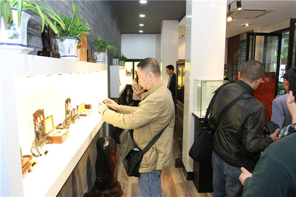 观众参观状元红艺术馆（龚信诚摄）