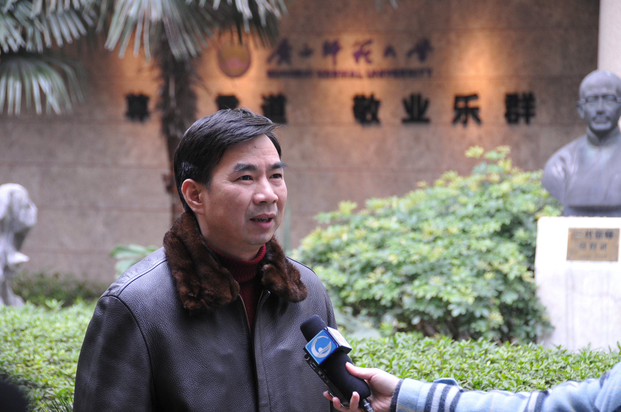 梁宏校长就我校支持地方开展扶贫攻坚等情况接收媒体采访（宣传部 赵晋凯 摄）