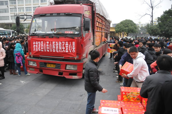 广西师大学生在传递爱心（赵晋凯 摄）