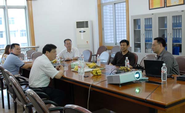 李复新博士与我校相关学院和部门负责人座谈。
