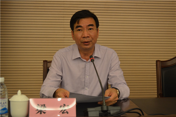 校长梁宏在开班仪式上致辞