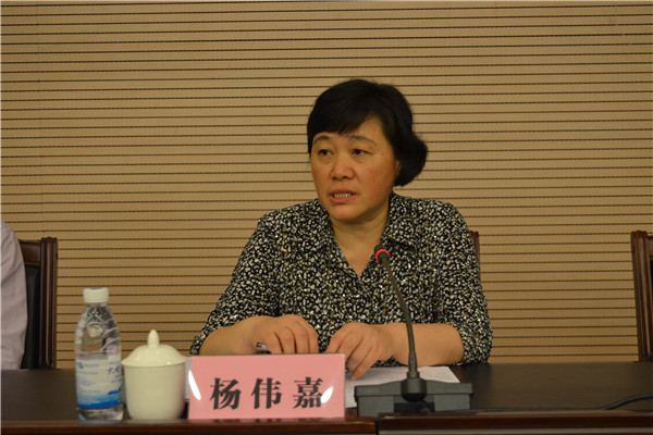 自治区教育厅副厅长杨伟嘉主持开班仪式