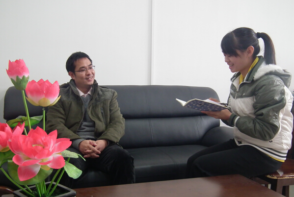 蒙红光老师正在接受学生记者采访