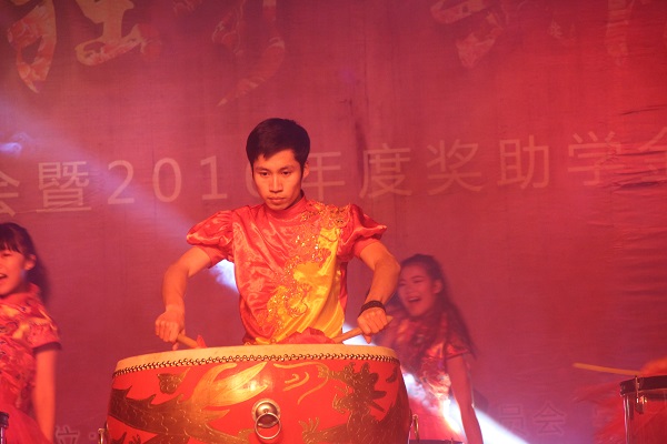 0.开场舞 大学生艺术团《鼓舞欢腾》 (2).JPG