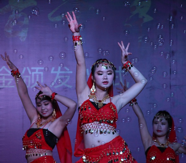 7.外国语学院舞蹈《祝福》 .JPG