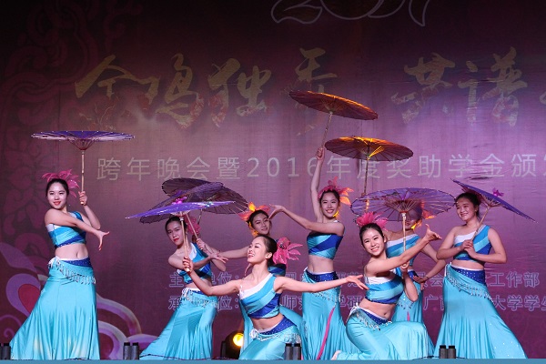 5.大学生艺术团 舞蹈《傣家的女儿傣家的雨》.JPG