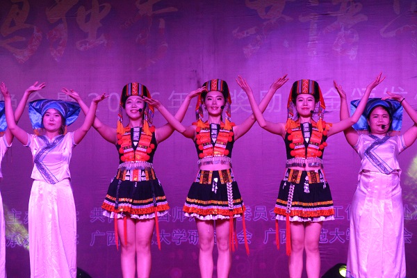 8.教育学部 歌曲《山歌牵出月亮来》 (3).JPG