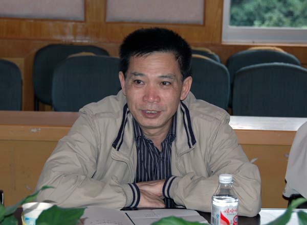 广西工学院党委副书记黎平在会上发言。