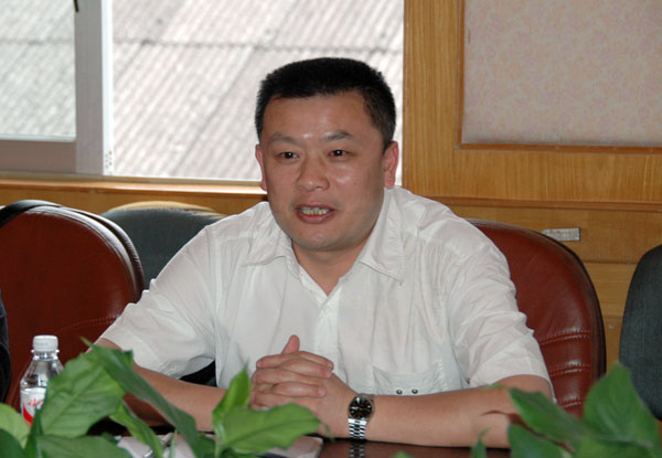 我校党委副书记王源平在会上发言。