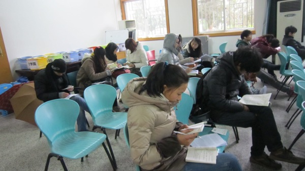 在学工部安排的休息室，学生利用中午休息时间复习考试内容