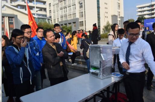 评委现场了解作品情况.jpg 评委现场了解作品情况.jpg