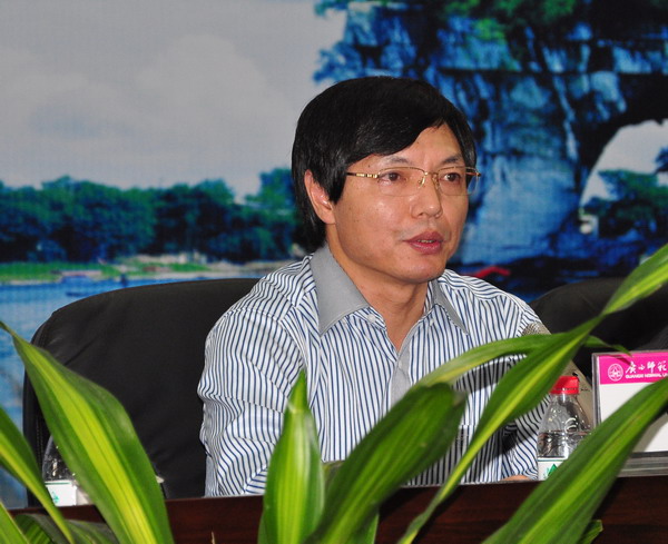 我校副校长李传起在会议上致辞