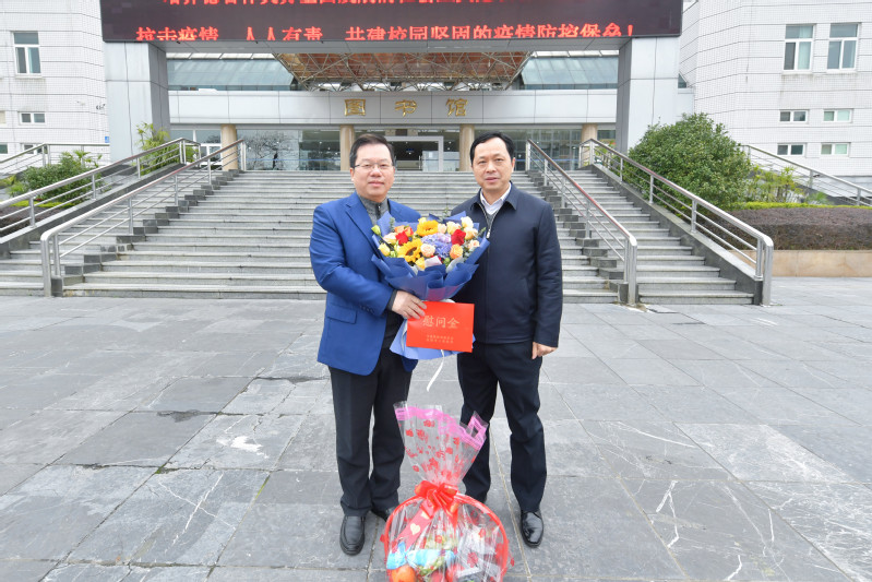 桂林市领导到我校看望慰问贺祖斌校长