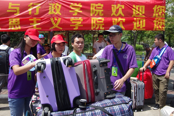 志愿者将新生行李进行搬运