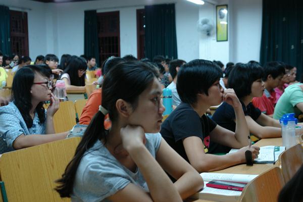 边看边记录感人事迹