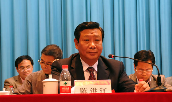 陈洪江副校长主持会议(大学生记者团 杨舒剑 摄)