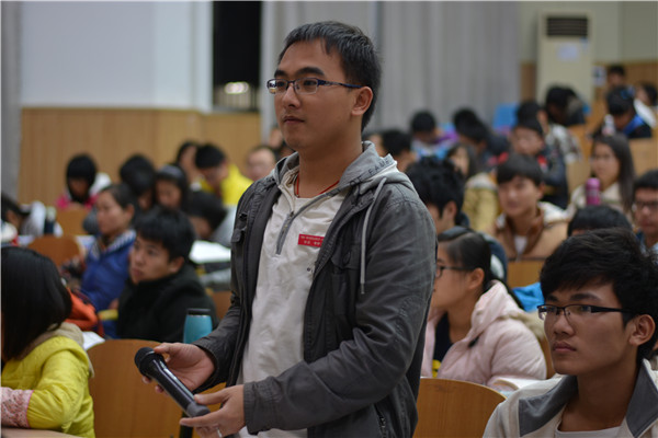 同学们积极提问