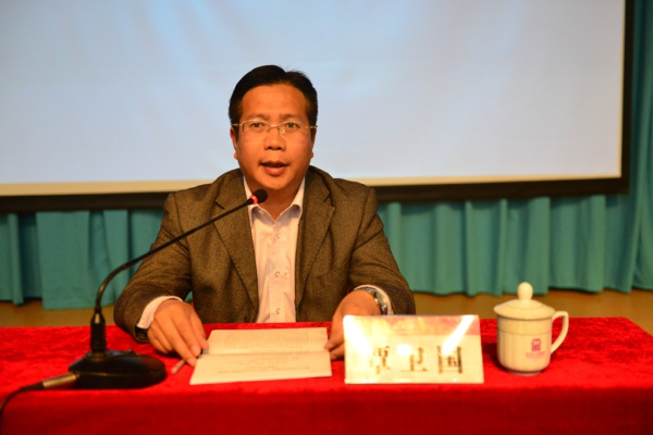 副校长覃卫国主持报告会