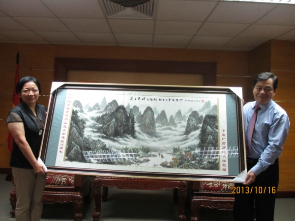 王枬书记代表学校向河内工业大学赠送贺礼