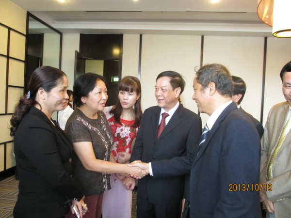 王枬书记与广宁省干部培训与继续教育中心主任陈和平亲切会谈