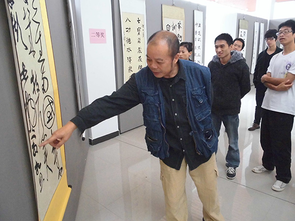 黎东明博士在给参展的同学讲解书法作品