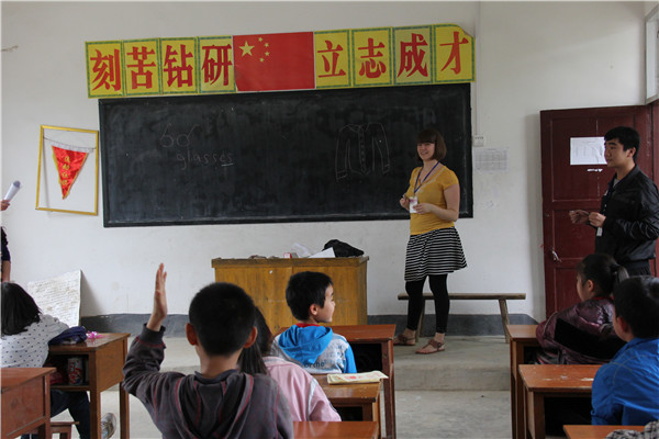 志愿者与外教为同学们上英语课