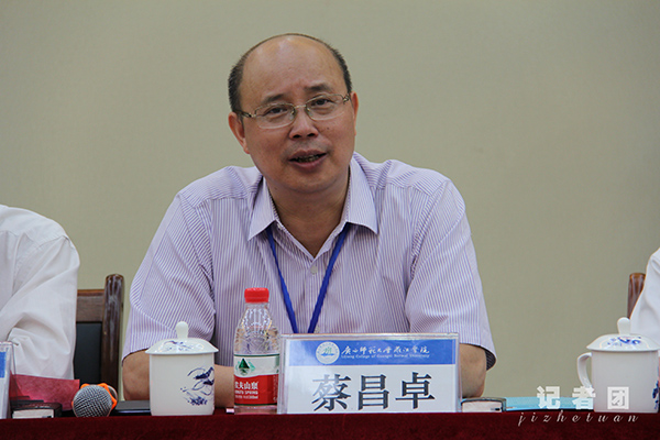 广西师范大学漓江学院副董事长、院长蔡昌卓致欢迎辞(漓江学院 叶莹莹 马丹 林婷婷 卢杨 唐海培 摄)