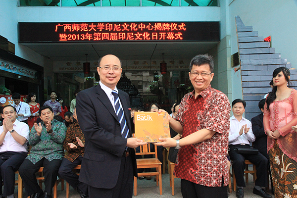 印尼驻华大使馆教育参赞韩安华先生向蔡昌卓副校长赠送印尼书籍